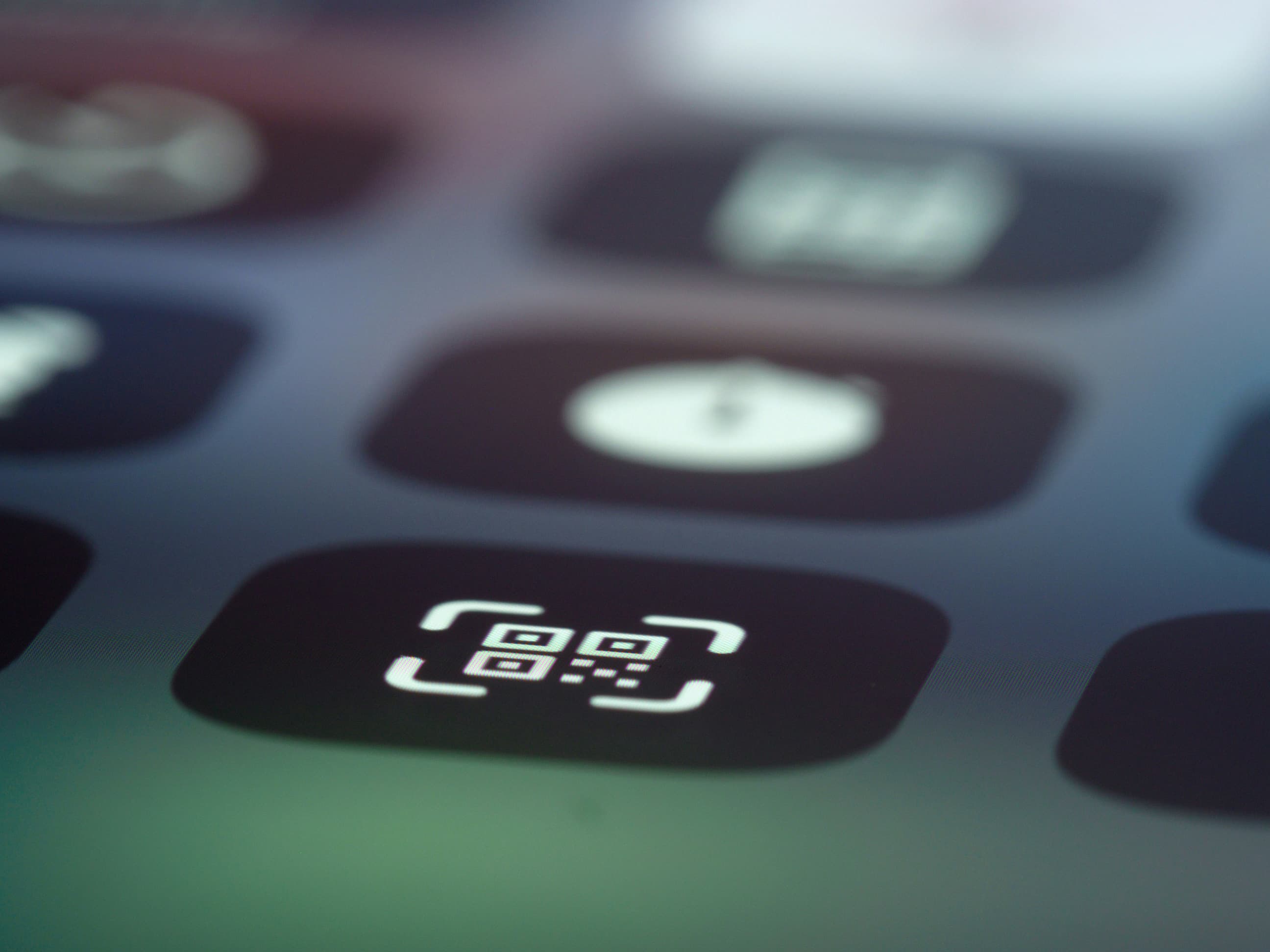Närbild av en telefonskärm med QR-skannerikon
